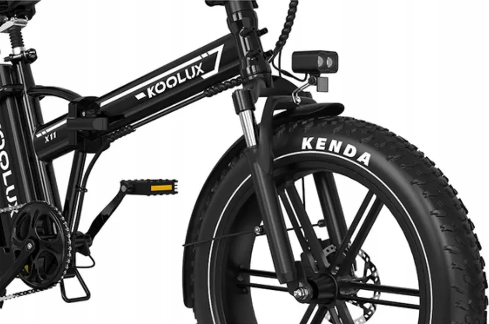 Ciclista su bici elettrica KOOLUX X11 adatta per altezze 160-200 cm
