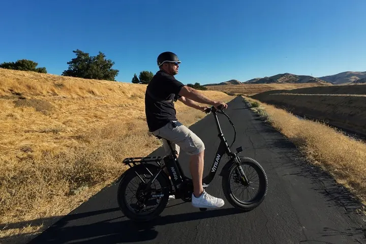Modello VITILAN U3, bici elettrica da città con motore 750W e 45 km/h